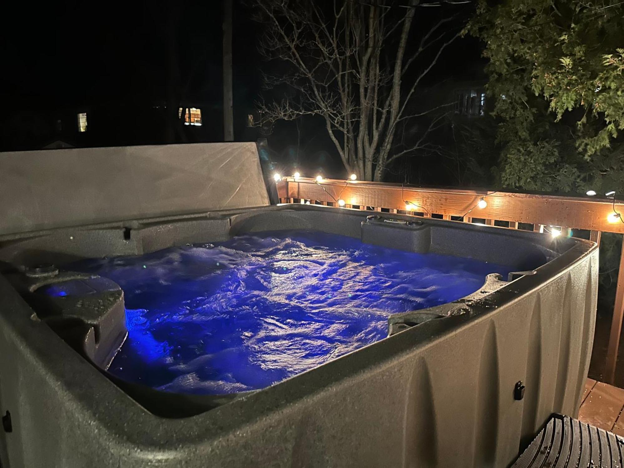 Hot Tub, Electric Bikes, Solo Stove, Projector, Smores Marblehead Exterior photo