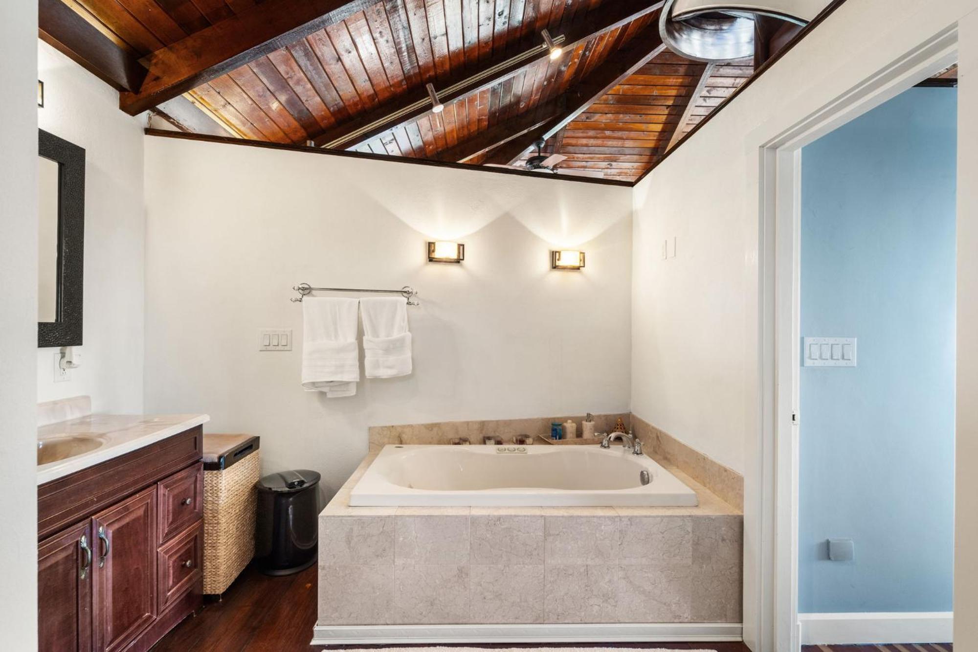 Hot Tub, Electric Bikes, Solo Stove, Projector, Smores Marblehead Exterior photo